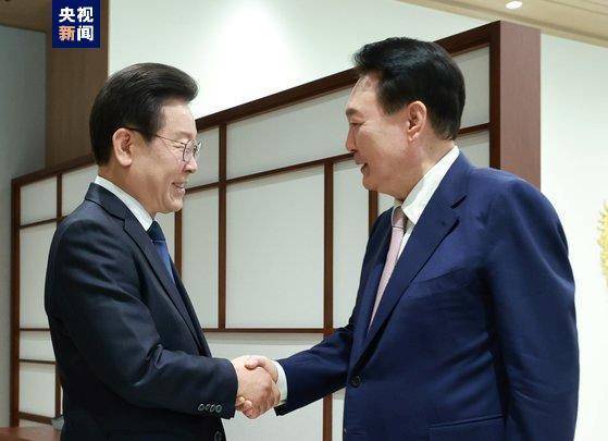 尹锡悦与李在明会谈 两人满脸笑容 朝野共商医疗改革